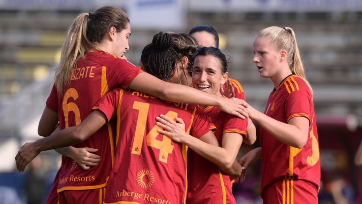 ROME, ITALY - NOVEMBER 11: AS Roma players celebrate during the Serie A TIM match between AS Roma and Napoli at Stadio Tre Fontane on November 11, 2023 in Rome, Italy. (Photo by Luciano Rossi/AS Roma via Getty Images) Femminile, la Roma non sbaglia un colpo: Napoli ko 6-0. Giallorosse a punteggio pieno - immagine 1