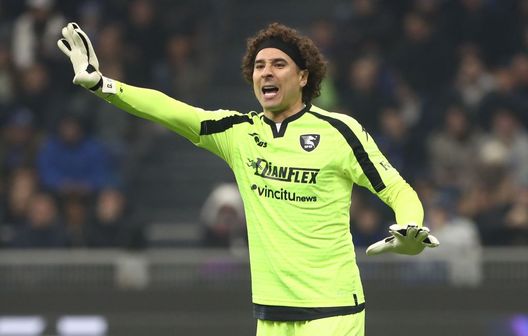 Guillermo Ochoa in azione durante la sfida tra Salernitana e Inter, il 16 febbraio 2024. (Foto di Marco Luzzani/Getty Images) ESCL. Ochoa scappa di nascosto prima della firma con il Burgos. L’agente: “Il club ci ha mancato di rispetto”- immagine 2