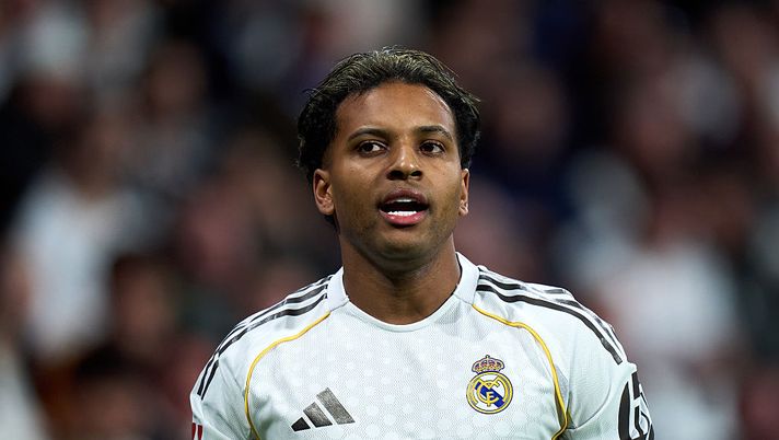 MADRID, SPAIN - MARCH 02: Rodrygo Goes of Real Madrid looks on during the LaLiga EA Sports match between Real Madrid CF and Getafe CF at Estadio Santiago Bernabeu on March 02, 2026 in Madrid, Spain. (Photo by Angel Martinez/Getty Images) Real Madrid, Rodrygo sull’infortunio: “È uno dei giorni peggiori della mia vita” - immagine 1