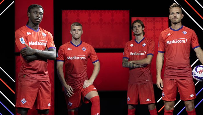 FOTO – Ecco la terza maglia della Fiorentina: torna il rosso, omaggio al passato - immagine 1