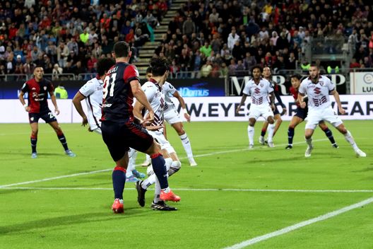 CAGLIARI, ITALY - OCTOBER 20: Roberto Piccoli of Cagliari scores his goal 3-2 during the Serie A match between Cagliari and Torino at Sardegna Arena on October 20, 2024 in Cagliari, Italy. (Photo by Enrico Locci/Getty Images)