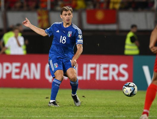 SKOPJE, MACEDONIA - SEPTEMBER 09: Nicolo Barella of Italy in action during the UEFA EURO 2024 European qualifier match between North Macedonia and Italy at National Arena Todor Proeski on September 09, 2023 in Skopje, Macedonia. (Photo by Claudio Villa/Getty Images) Zazzaroni: “Italia? Per Spalletti entusiasmo ingiustificato. Dobbiamo raggiungere…”- immagine 2