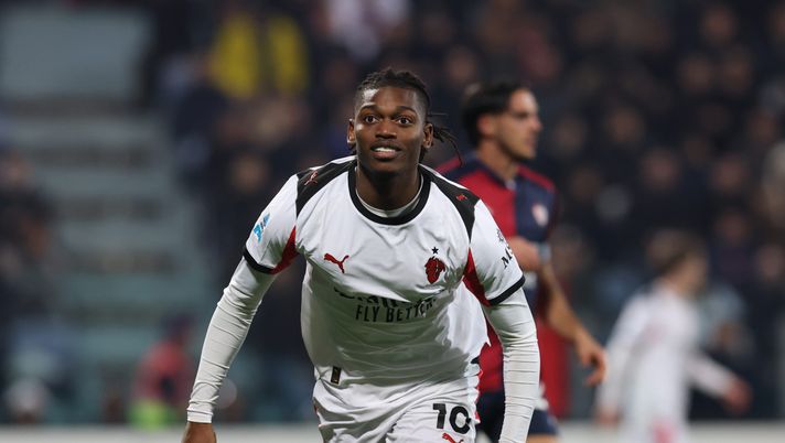 CAGLIARI, ITALY - JANUARY 02: Rafael Leao of AC Milan celebrates after scoring the goal during the Serie A match between Cagliari Calcio and AC Milan at Stadio Sant'Elia on January 02, 2026 in Cagliari, Italy. (Photo by Claudio Villa/AC Milan via Getty Images) Verso Milan-Genoa, probabili formazioni: tornano Pulisic e Leao. In difesa ecco…- immagine 1