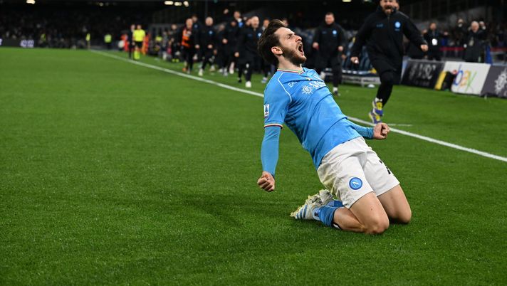NAPLES, ITALY - MARCH 03: Khvicha Kvaratskhelia of Napoli celebrates after scoring the opening goal during the Serie A TIM match between SSC Napoli and Juventus at Stadio Diego Armando Maradona on March 03, 2024 in Naples, Italy. (Photo by SSC NAPOLI/SSC NAPOLI via Getty Images) Kvara