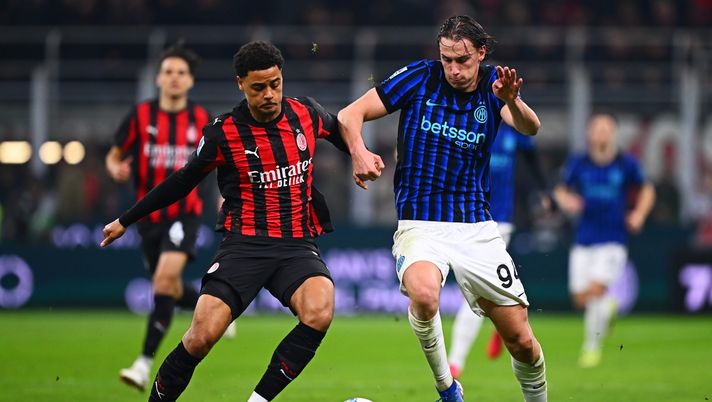 MILAN, ITALY - MARCH 08: Francesco Pio Esposito of FC Internazionale, in action, battles for the ball with Koni De Winter of AC Milan during the Serie A match between AC Milan and FC Internazionale at Giuseppe Meazza Stadium on March 08, 2026 in Milan, Italy. (Photo by Mattia Pistoia - Inter/Inter via Getty Images) Milan-Inter 1-0 risultato finale: una leggerezza che costa 3 punti, nerazzurri a +7 - immagine 1