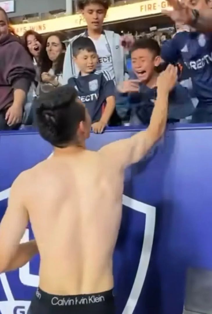 Lozano regala la maglia ad un piccolo tifoso del San Diego