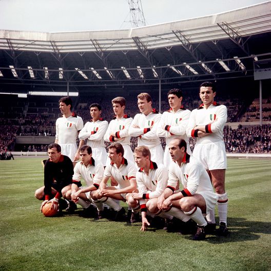AC Milan team group: (back row, l-r) Cesare Maldini, Victor Benitez, Gianni Rivera, Jose Altafini, Bruno Mora, Gino Pivatelli; (front row, l-r) Giorgio Ghezzi, Mario Trebbi, Mario David, Giovanni Trapattoni, Dino Sani (Photo by PA Images via Getty Images) Lo Specchio del Diavolo – José Altafini- immagine 2