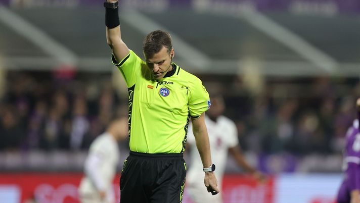 FLORENCE, ITALY - DECEMBER 29: Federico La Penna referee gestures during the Serie A TIM match between ACF Fiorentina and Torino FC at Stadio Artemio Franchi on December 29, 2023 in Florence, Italy. (Photo by Gabriele Maltinti/Getty Images) Toro, i precedenti con La Penna: nelle ultime tre gare i granata sono andati ko - immagine 1