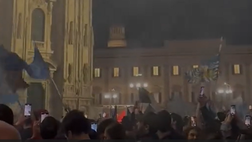 Piazza Duomo a Milano invasa dai tifosi del Napoli: la festa scudetto è azzurra!