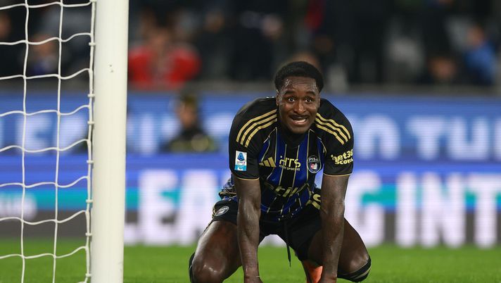 PISA, ITALY - OCTOBER 30: M'Bala Nzola of Pisa Sporting Club reacts during the Serie A match between Pisa SC and SS Lazio at Arena Garibaldi on October 30, 2025 in Pisa, Italy. (Photo by Gabriele Maltinti/Getty Images) Che stangata per Nzola! Dopo il calcione a Keita arriva la squalifica - immagine 1