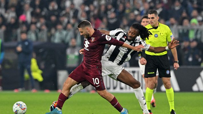 TURIN, ITALY - NOVEMBER 09: Khephren Thuram of Juventus battles for the ball with Nikola Vlasic of Torino during the Serie A match between Juventus and Torino at Juventus Stadium on November 09, 2024 in Turin, Italy. (Photo by Chris Ricco - Juventus FC/Juventus FC via Getty Images) Juventus-Torino: dove vedere la partita e le probabili formazioni del derby - immagine 1