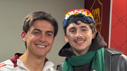 Roma-Genoa, che tifo di Chalamet all’Olimpico: esultanza da ultras e foto con Dybala