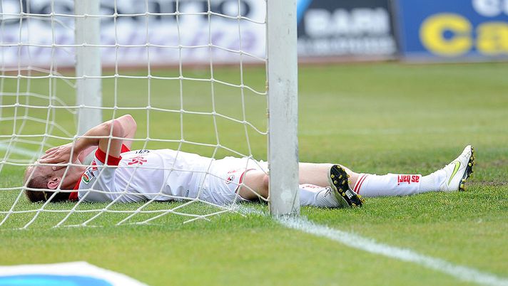 BARI, ITALY - MAY 15: Andrea Masiello of Bari after reacts during the Serie A match between AS Bari and Lecce at Stadio San Nicola on May 15, 2011 in Bari, Italy. (Photo by Giuseppe Bellini/Getty Images) Masiello atto II… - immagine 1