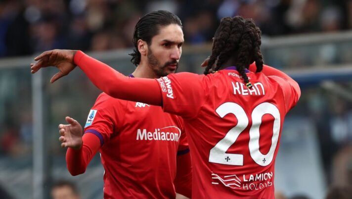 COMO, ITALY - NOVEMBER 24: Yacine Adli of ACF Fiorentina celebrates with his team-mate Moise Kean after scoring their team's first goal during the Serie A match between Como 1907 and ACF Fiorentina at Stadio G. Sinigaglia on November 24, 2024 in Como, Italy. (Photo by Marco Luzzani/Getty Images) Ds Fiorentina: “Vogliamo tenere Kean, la scelta su Adli e Colpani! Zaniolo, Dodo, Gud e De Gea…” - immagine 1