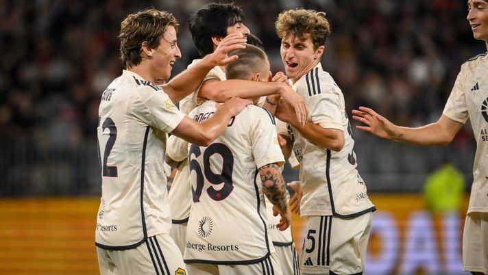 PERTH, AUSTRALIA - MAY 31: Angelino of AS Roma celebrates after scored the third goal for his team during the friendly between AC Milan and AS Roma at Optus Stadium on May 31, 2024 in Perth, Australia. (Photo by Fabio Rossi/AS Roma via Getty Images) ‘RADIO PENSIERI’, LENGUA: “La Roma deve essere rifondata” - immagine 1