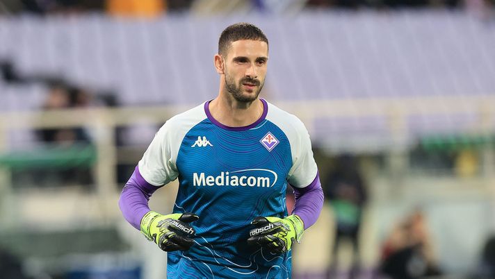 FLORENCE, ITALY - FEBRUARY 26: Luca Lezzerini goalkeeper of ACF Fiorentina warm-up prior the UEFA Conference League 2025/26 Knockout Play-off Second Leg match between ACF Fiorentina and Jagiellonia Bialystok at Stadio Artemio Franchi on February 26, 2026 in Florence, Italy. (Photo by Gabriele Maltinti/Getty Images) Infortunio Lezzerini, la nota medica: lesione anche per lui, i tempi di recupero - immagine 1