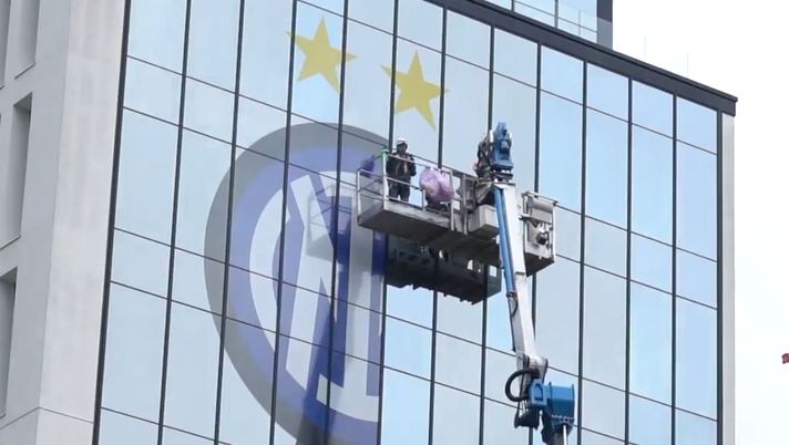 VIDEO/ Inter, le due stelle anche sulla facciata della sede: come ci sono arrivate - immagine 1