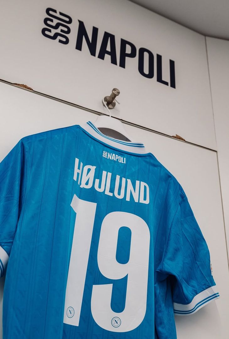 Sale l'attesa per il fischio d'inizio (fissato per le 21:00 odierne) di Napoli-Eintracht Francoforte, gara valevole per la 4ª giornata della League Phase dell'annuale edizione di Champions. Per l'occasione, la squadra di Antonio Conte, come dimostra il seguente post pubblicato dalla società partenopea sul proprio account Instagram, scenderà in campo con indosso la maglia azzurra.