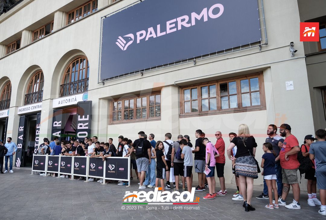 FOTO PALERMO: Federico Di Francesco scatta selfie con i tifosi allo store (GALLERY) - immagine 3