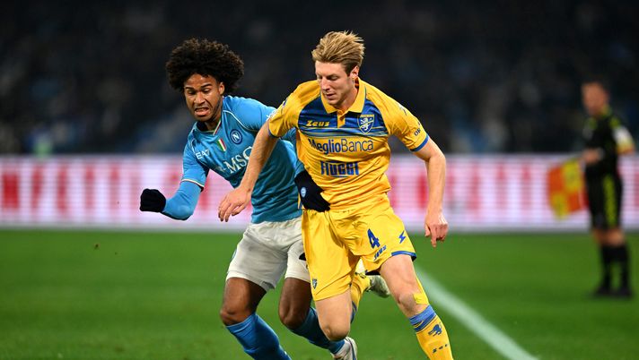 NAPLES, ITALY - DECEMBER 19: Jens Cajuste of SSC Napoli challenges for the ball with Marco Brescianini of Frosinone Calcio during the Coppa Italia - Round of 16 match between SSC Napoli and Frosinone Calcio at Stadio Diego Armando Maradona on December 19, 2023 in Naples, Italy. (Photo by Francesco Pecoraro/Getty Images) br
