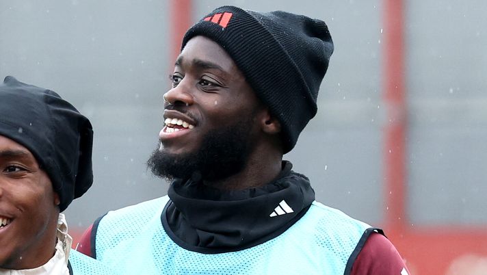 MUNICH, GERMANY - JANUARY 28: Mathys Tel of FC Bayern München reacts with his team mate Dayot Upamecano during the UEFA Champions League 2024/25 League Phase MD8 training session at FC Bayern München trainings ground Säbener Strasse on January 28, 2025 in Munich, Germany. (Photo by Alexander Hassenstein/Getty Images) Romano: “Upamecano, diversi club chiamano: anche dall’Italia! Lui ha chiesto al Bayern…” - immagine 1