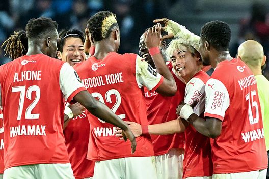 I giocatori del Reims festeggiano la rete di Ito Junya. (Photo by Lou BENOIST / AFP) (Photo by LOU BENOIST/AFP via Getty Images) Stade de Reims, finale al cardiopalma: Coppa di Francia e lotta salvezza- immagine 2