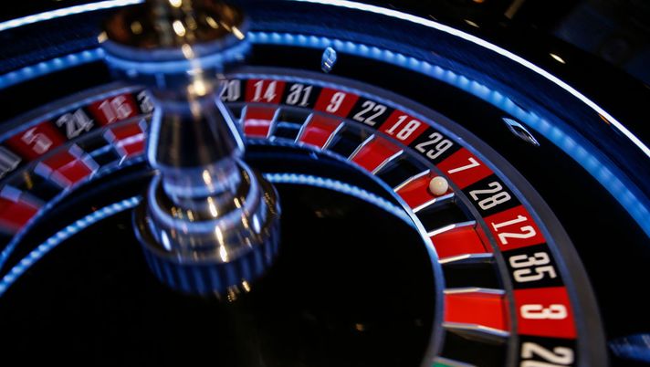 LONDON, ENGLAND - AUGUST 14: A roulette wheel spins at The Rialto casino on August 14, 2020 in London, England. Enhanced safety and cleaning measures are put in place as Grosvenor Casinos prepare to reopen their entertainment venues for the first time since the coronavirus (COVID-19) lockdown. (Photo by Hollie Adams/Getty Images) L’importanza delle pratiche di gioco responsabile nei casinò italiani - immagine 1