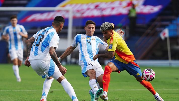 BARRANQUILLA, COLOMBIA - SEPTEMBER 10: Gonzalo Montiel of Argentina and Luis Diaz of Colombia battle for the ball during the South American FIFA World Cup 2026 Qualifier match between Colombia and Argentina at Roberto Melendez Metropolitan Stadium on September 10, 2024 in Barranquilla, Colombia. (Photo by Andres Rot/Getty Images) argentina colombia dove vedere