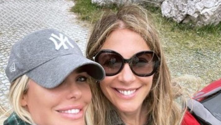 Ilary Blasi escursione in montagna insieme a Francesca Fagnani - immagine 1