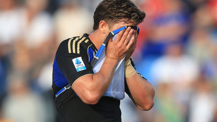 PISA, ITALY - APRIL 19: Felipe Loyola of Pisa Sporting Club reacts during the Serie A match between Pisa SC and Genoa CFC at Arena Garibaldi on April 19, 2026 in Pisa, Italy. (Photo by Gabriele Maltinti/Getty Images) Pisa-Napoli, contestazione della curva nerazzurra: “Non ci meritate!” FOTO - immagine 1