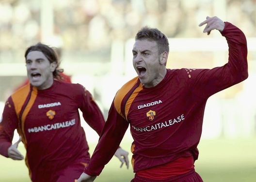 SIENA, ITALY - FEBRUARY 12: Daniele De Rossi of Roma celebrates after scoring during the Serie A match between Roma and Siena at Stadio Artemio Franchi on February 12, 2006 in Siena, Italy. (Photo by New Press/Getty Images) Roma, da Barilla a Riyadh Season: 42 anni e nove sponsor. Eccoli tutti- immagine 6