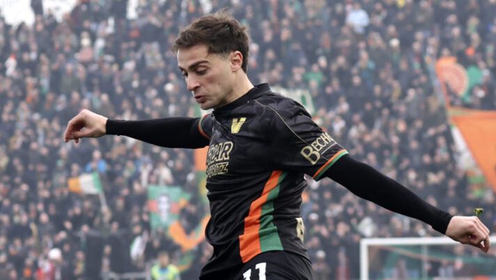 VENICE, ITALY - FEBRUARY 22: Gaetano Oristanio of Venezia during the Serie A match between Venezia and SS Lazio at Stadio Pier Luigi Penzo on February 22, 2025 in Venice, Italy. (Photo by Maurizio Lagana/Getty Images) Venezia, da Oristano e Busio a Zerbin e Fila: tutto sulla probabile formazione - immagine 1