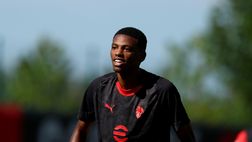 Milan, Balentien si allena sui tiri da lontano: penitenza dopo ogni errore