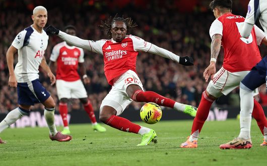 Eberechi Eze dell'Arsenal tira in porta durante la partita di Premier League tra Arsenal e Tottenham Hotspur all'Emirates Stadium il 23 novembre 2025 a Londra, Inghilterra. (Foto di Julian Finney/Getty Images) Arsenal Wolverhampton
