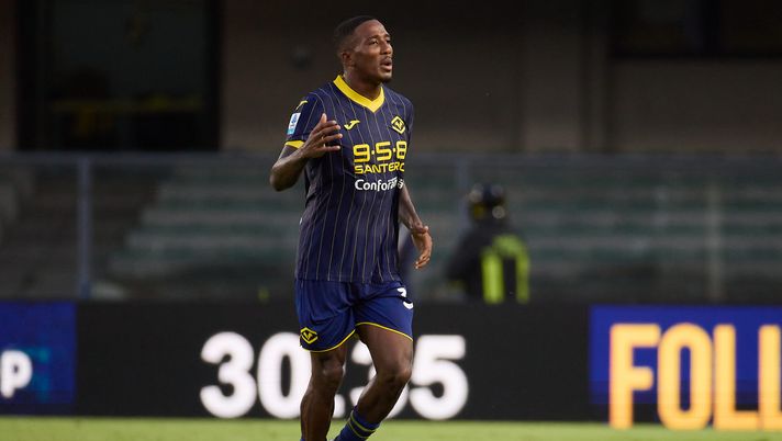 VERONA, ITALY - AUGUST 18: Daniel Mosquera of Hellas Verona FC celebrates after scoring his team's second goal during the Serie A match between Hellas Verona and Napoli at Stadio Marcantonio Bentegodi on August 18, 2024 in Verona, Italy. (Photo by Emmanuele Ciancaglini/Getty Images) Verona, Mosquera a Sky: “Oggi ho realizzato un sogno! Doppietta fantastica” - immagine 1