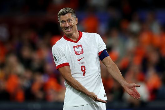 Robert Lewandowski, attaccante del Barcellona e della Polonia (Foto di Dean Mouhtaropoulos/Getty Images) Barcellona, Lewandowski va ko: almeno un mese di stop. Salta anche il Clasico- immagine 2