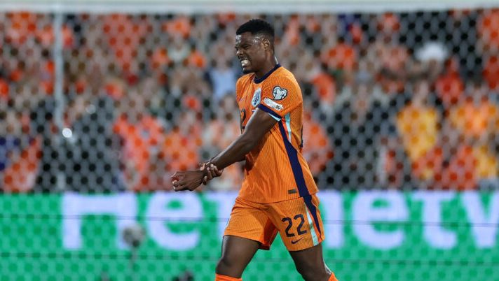 ROTTERDAM, NETHERLANDS - SEPTEMBER 04: Denzel Dumfries of the Netherlands holds his wrist as he appears injured after scoring his team's first goal during the FIFA World Cup 2026 qualifier match between Netherlands and Poland at De Kuip on September 04, 2025 in Rotterdam, Netherlands. (Photo by Dean Mouhtaropoulos/Getty Images) Ct Olanda: “Dumfries è in dubbio per la Polonia: parlerò con i medici” - immagine 1
