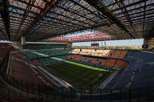Lo stadio San Siro, di recente al centro dellq questione stadi per gli europei 2032. (Photo by Jonathan Moscrop/Getty Images) Serie A, la rivoluzione di Simonelli: “Lotta alla pirateria e prima giornata all’estero”- immagine 3