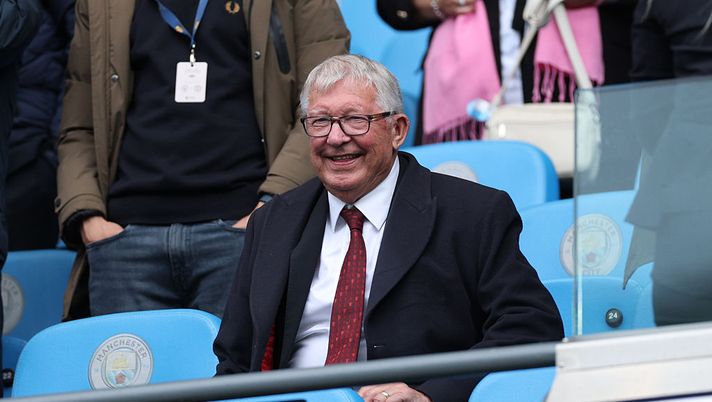MANCHESTER, ENGLAND - SEPTEMBER 14: Sir Alex Ferguson looks on prior to the Premier League match between Manchester City and Manchester United at Etihad Stadium on September 14, 2025 in Manchester, England. (Photo by Michael Regan/Getty Images) Manchester United, Ferguson: “La squadra dà segnali positivi, Lammens è eccezionale” - immagine 1