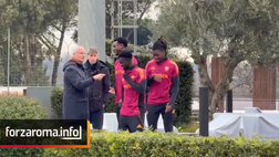 Trigoria, Ranieri e la battuta con Ndicka e Robinio Vaz. Poi l’abbraccio con Gasp