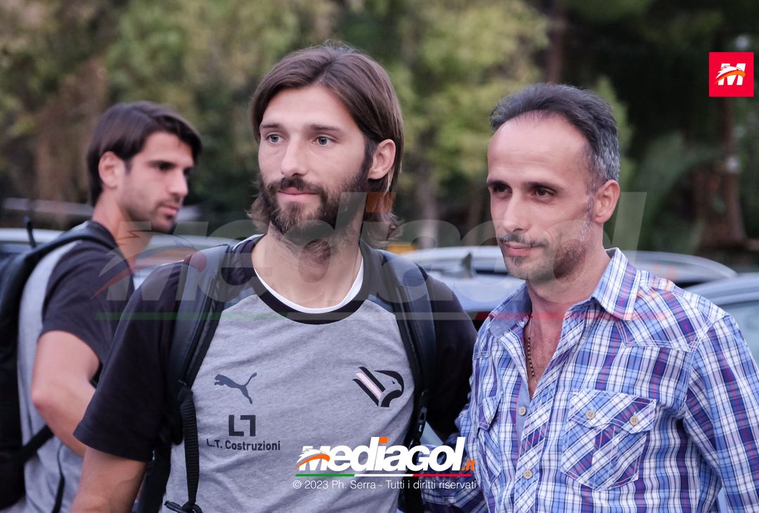FOTO PALERMO: i giocatori rosanero scattano selfie con i tifosi (GALLERY)- immagine 1