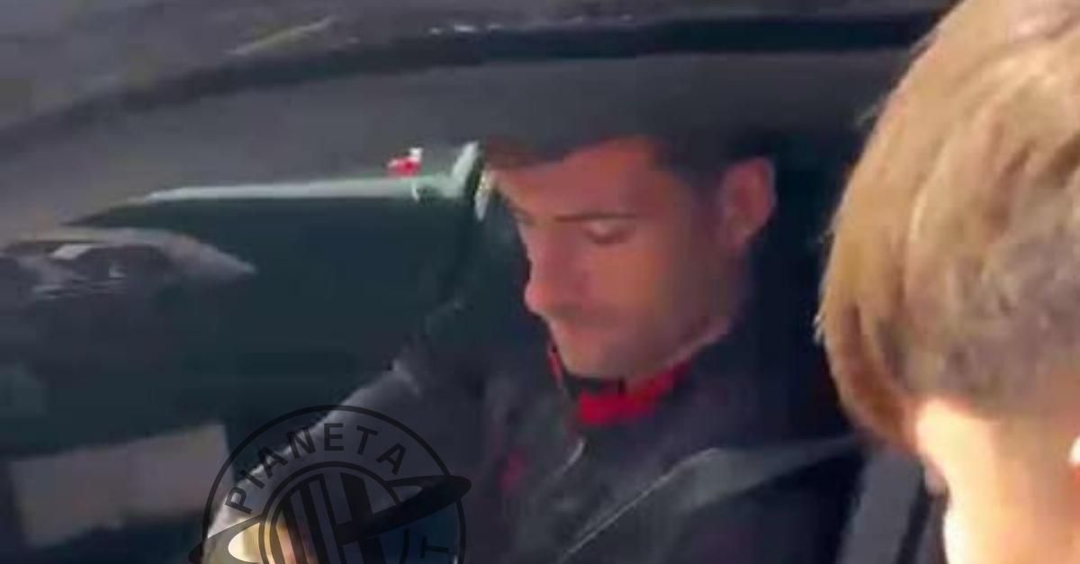 Milan, Gabbia firma autografi ai tifosi fuori dal centro sportivo rossonero di Milanello