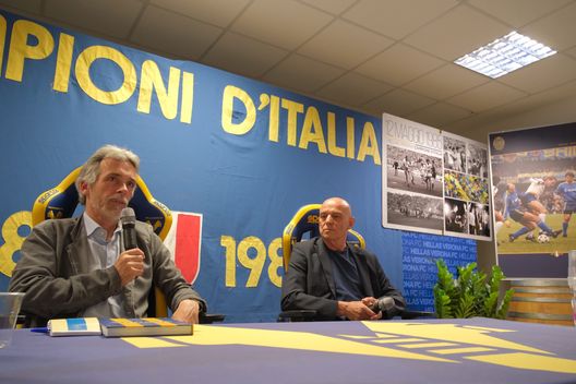 Matteo Fontana con Piero Fanna - Foto Stefano Valentino Il libro di Piero Fanna sui campioni del Verona, le immagini della serata al Bentegodi- immagine 2