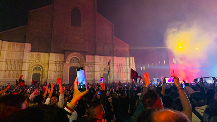 Migliaia di persone per la festa rossoblù: delirio in Piazza Maggiore (FOTO) - immagine 1