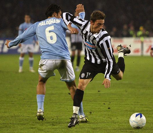 Andrea Marchisio della Juventus lotta per la palla con Ramon Maldonado del Napoli durante la partita di calcio della Serie B italiana allo stadio San Paolo di Napoli, 6 novembre 2006 Brescia-Mantova nel segno di Hubner, il più grande errore del calcio italiano- immagine 3
