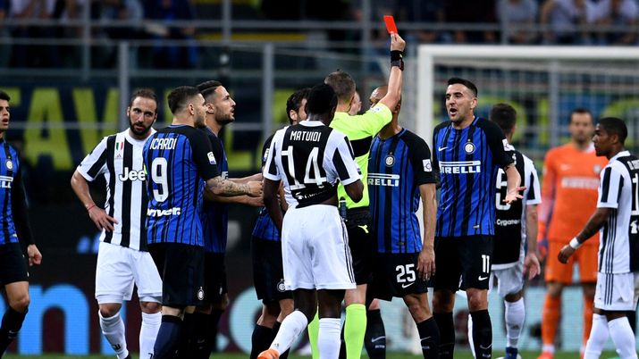 Otto anni fa l’Inter-Juve che derubò il Napoli dello Scudetto: mai dimenticare! - immagine 1