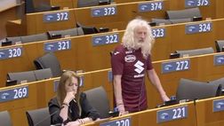 Clamoroso, un eurodeputato irlandese con la maglia del Torino: “Juve me**a!”
