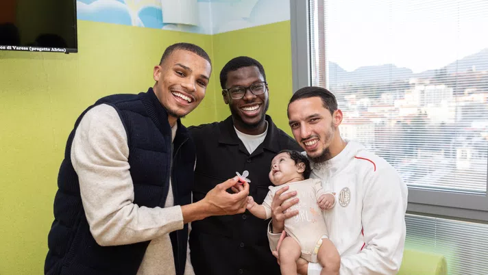 Milan, visite e regali in ospedale: i rossoneri fanno felici i bambini - immagine 1