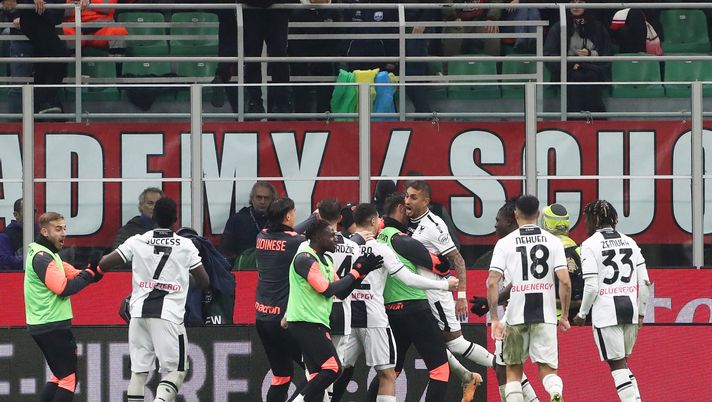 MILAN, ITALY - NOVEMBER 04: Roberto Pereyra of Udinese Calcio celebrates with teammates after scoring the team's first goal from the penalty spot during the Serie A TIM match between AC Milan and Udinese Calcio at Stadio Giuseppe Meazza on November 04, 2023 in Milan, Italy. (Photo by Marco Luzzani/Getty Images) milan udinese