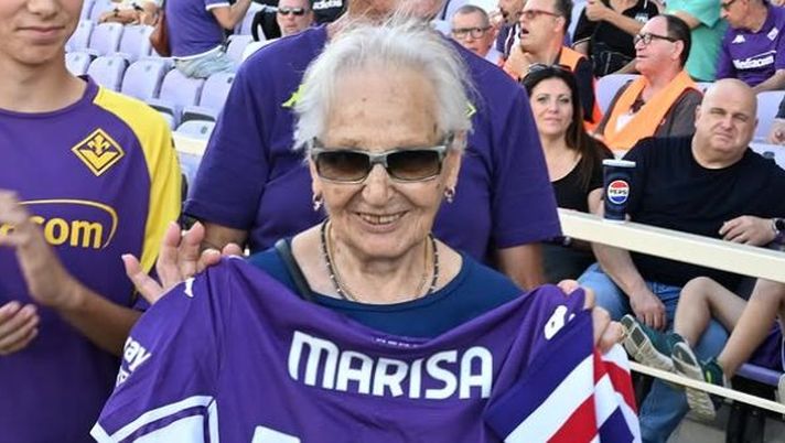 FOTO – Prima volta allo stadio a 100 anni: la Fiorentina celebra la signora Marisa - immagine 1